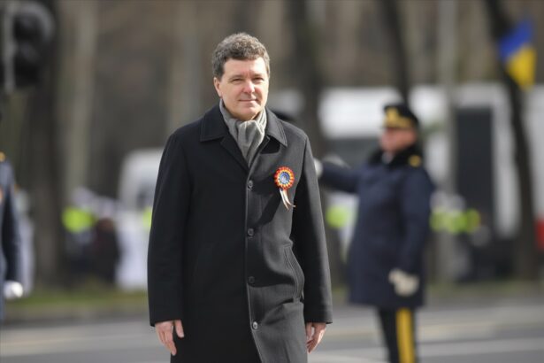 edited nicusor dan s a prins in hora unirii dupa ce a fost huiduit la multi ani dragi focsaneni care huiduiti autoritatile publice 6974954f5403f