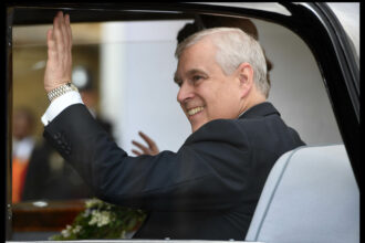 epstein i a oferit printului andrew o intalnire cu o femeie rusoaica arata e mailurile 697d9aba292ab