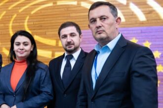 Europarlamentarii AUR Georgiana Teodorescu, Adrian Axinia și Gheorghe Piperea, în Parlamentul European, Bruxelles