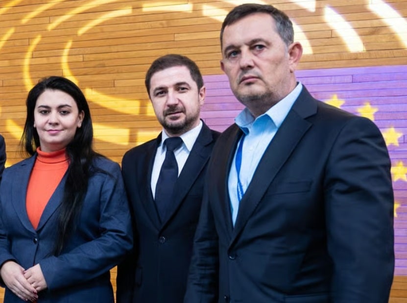 Europarlamentarii AUR Georgiana Teodorescu, Adrian Axinia și Gheorghe Piperea, în Parlamentul European, Bruxelles