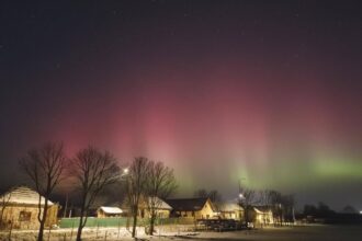 fenomen astronomic exceptional aurora boreala a fost vizibila in romania cauzat de cea mai puternica furtuna solara din ultimii 20 de ani 696f446595577