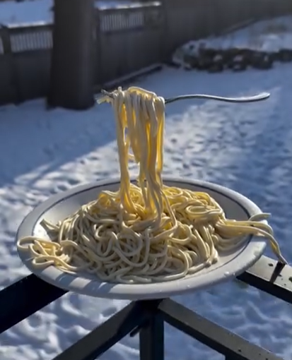 ger naprasnic in sua un american a filmat momentul in care pastele ingheata pe furculita dupa ce sunt ridicate din farfurie 69774e65d27fe