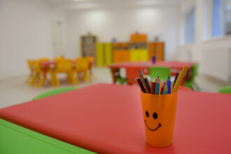 iasi un copil de 4 ani a fost lasat la gradinita si a fost gasit la piata 696680b473c92