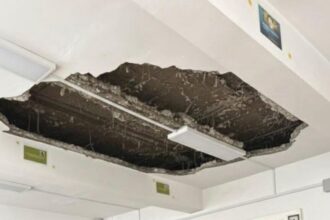 imagini revoltatoare la colegiul mihail sturza din iasi tavan prabusit intr o sala de clasa 696669469ad49