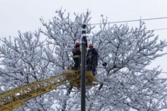 ivan peste 11 000 de locuinte sunt inca nealimentate cu energie electrica in urma vremii extreme 695f8b409eb1d