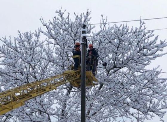 ivan peste 11 000 de locuinte sunt inca nealimentate cu energie electrica in urma vremii extreme 695f8b409eb1d