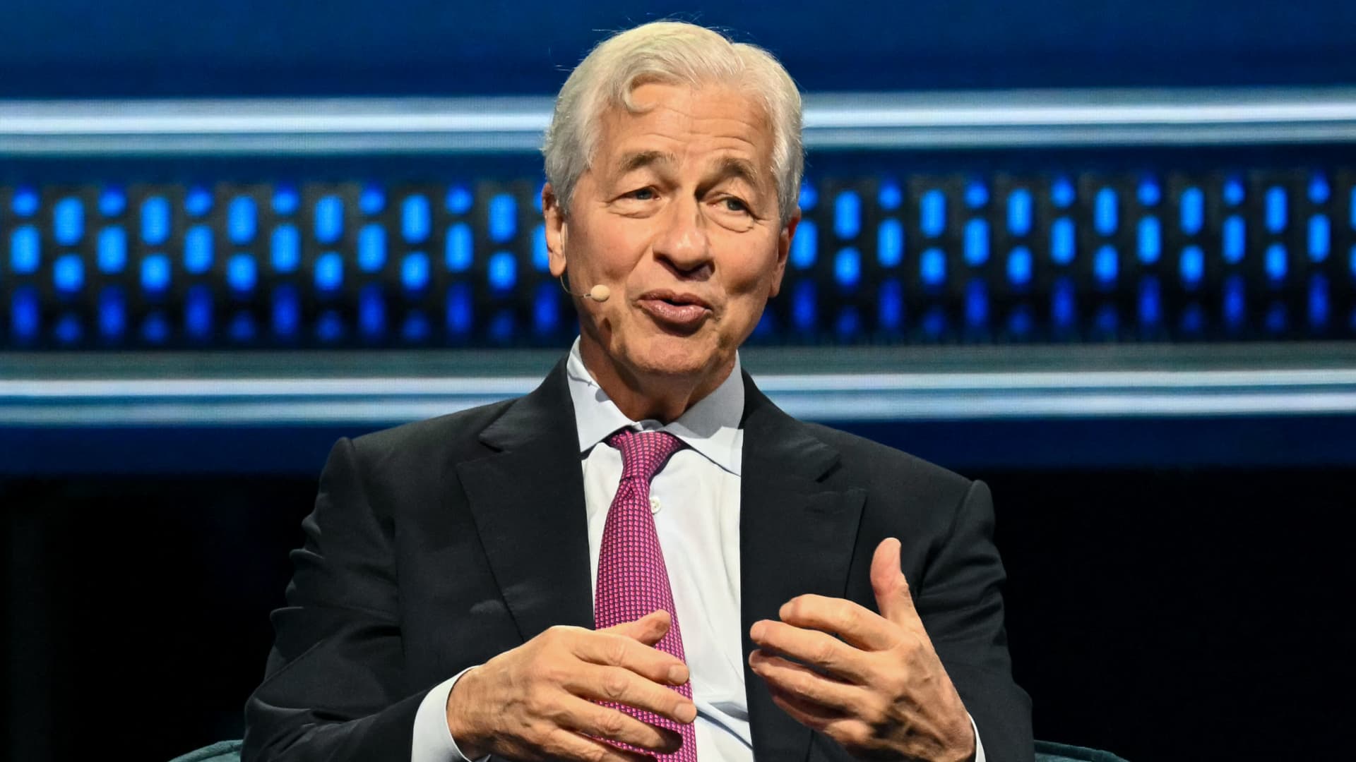 Jamie Dimon propune limitarea dobânzilor la cardurile de credit în ...