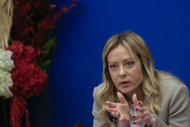 meloni a survolat cu elicopterul zona calamitata din sicilia ea este asteptata de localnicii furiosi 6979e4a046e70