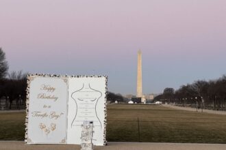 o replica uriasa a unui mesaj atribuit lui trump catre epstein apare pe national mall 696f411f52e69