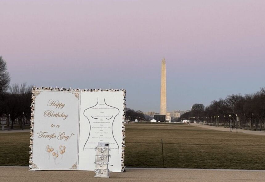 o replica uriasa a unui mesaj atribuit lui trump catre epstein apare pe national mall 696f411f52e69