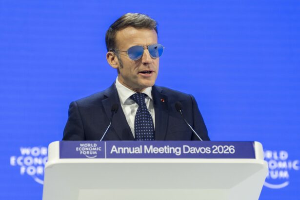 ochelarii de soare ai lui macron starnesc furori pe retelele sociale suntem ingrijorati pentru siguranta acestui domn 69709fa64598f