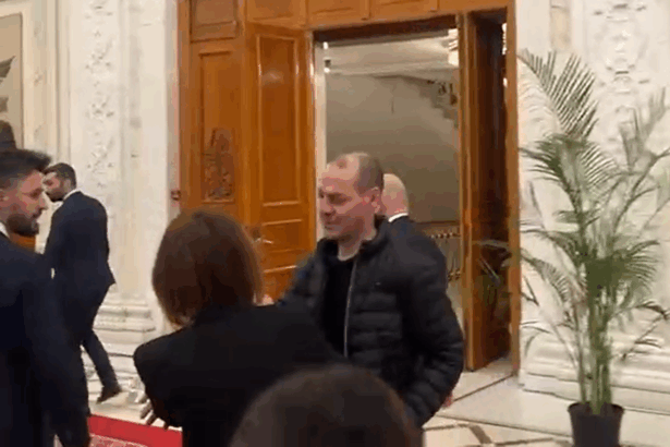 ofiterul de presa care i a impins pe jurnalisti pe holul parlamentului sanctionat cu o reducere de 5 a salariului 69664d65b7720