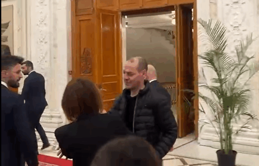 ofiterul de presa care i a impins pe jurnalisti pe holul parlamentului sanctionat cu o reducere de 5 a salariului 69664d65b7720