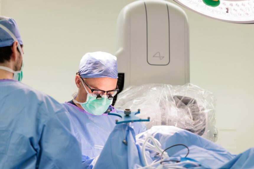 paralizat de la gat in jos controleaza computerul cu gandul prin cipul lui musk se simte magic 697b0cdbbd88e