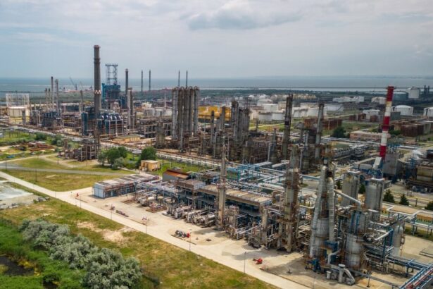 protest la rafinaria petromidia zeci de angajati cer cresteri salariale 697c702aa39d3