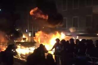 proteste violente la tirana zeci de arestari si politisti raniti in urma manifestatiilor impotriva guvernului 697602360f36b