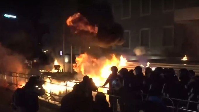 proteste violente la tirana zeci de arestari si politisti raniti in urma manifestatiilor impotriva guvernului 697602360f36b