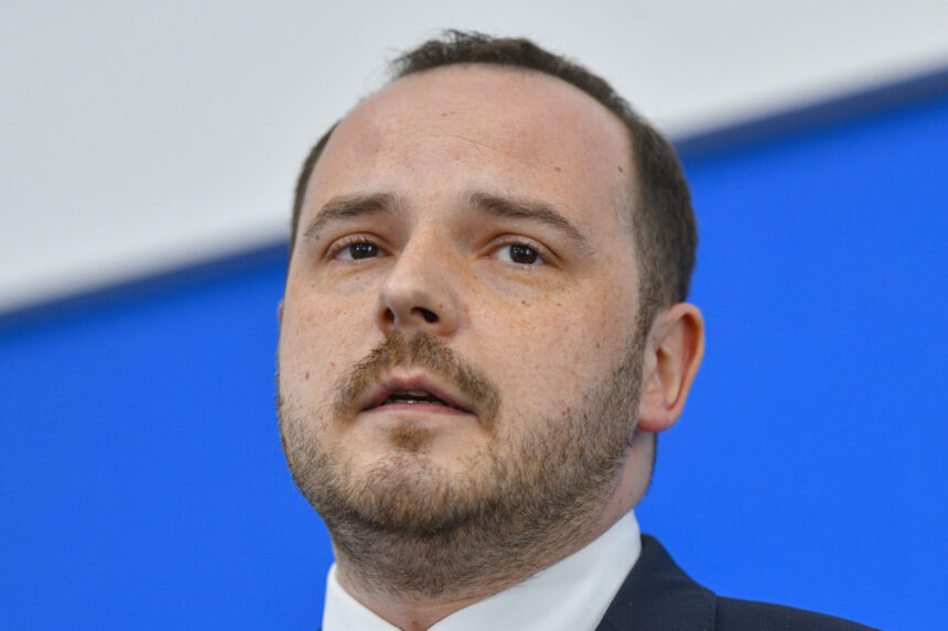 rogobete in ati lucreaza oameni nu roboti 6967adf9ebf04