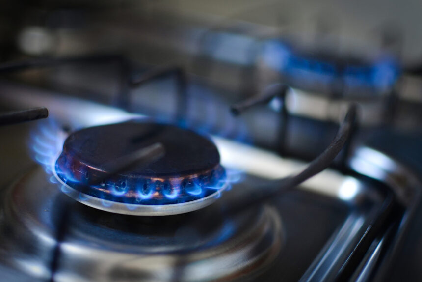 romanii vulnerabili vor putea primi 1 200 de lei pe an pentru energie si gaze iar furnizorilor li s au promis 6 mld lei la buget proiectul schemei care va inlocui plafonarea surse 697cb9e0a054a