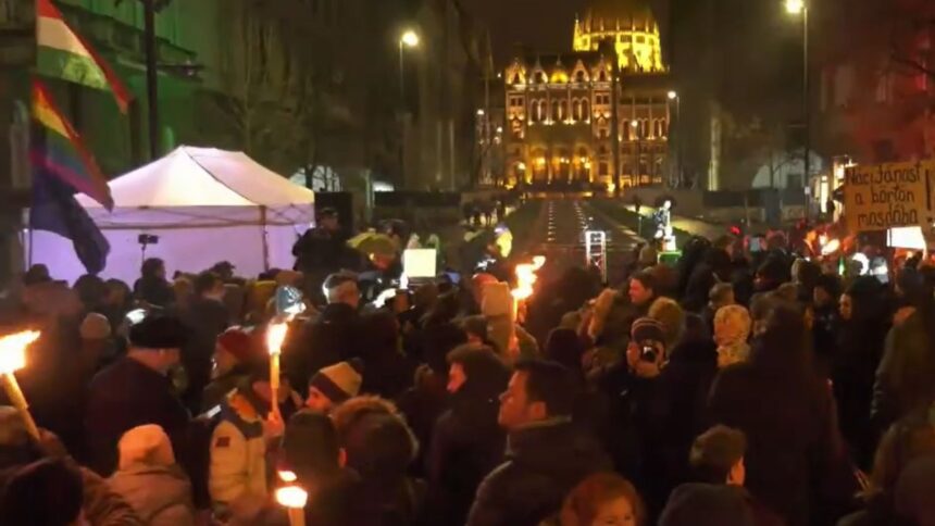 romii maghiari au protestat la budapesta cu steaguri si perii de toaleta dupa afirmatiile jignitoare ale unui ministru din cabinetul orban 697e77c9a2da3