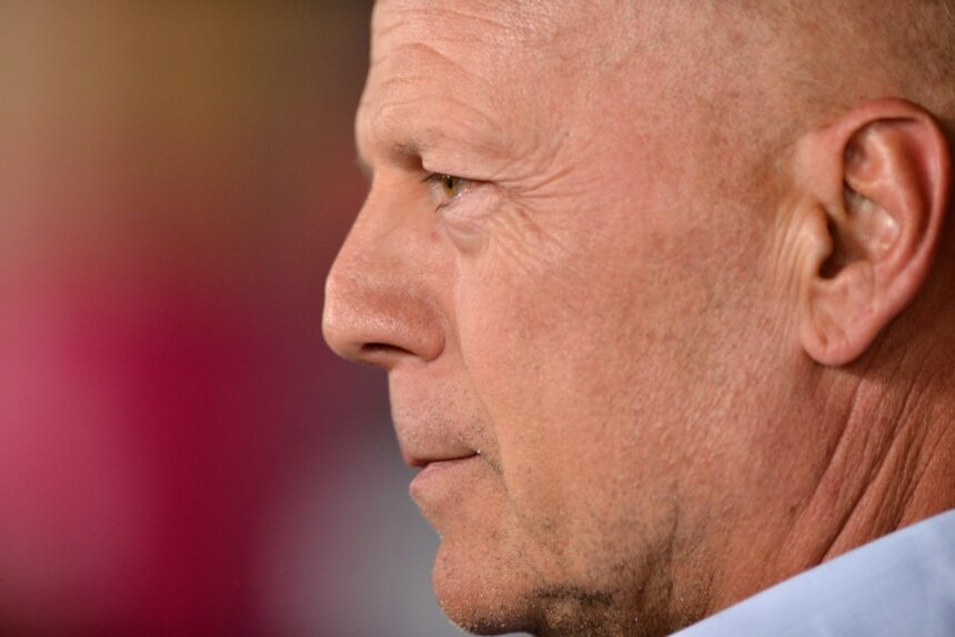 sotia cunoscutului actor bruce willis spune ca acesta nu stie nici in prezent ca are dementa 697a1e929033e