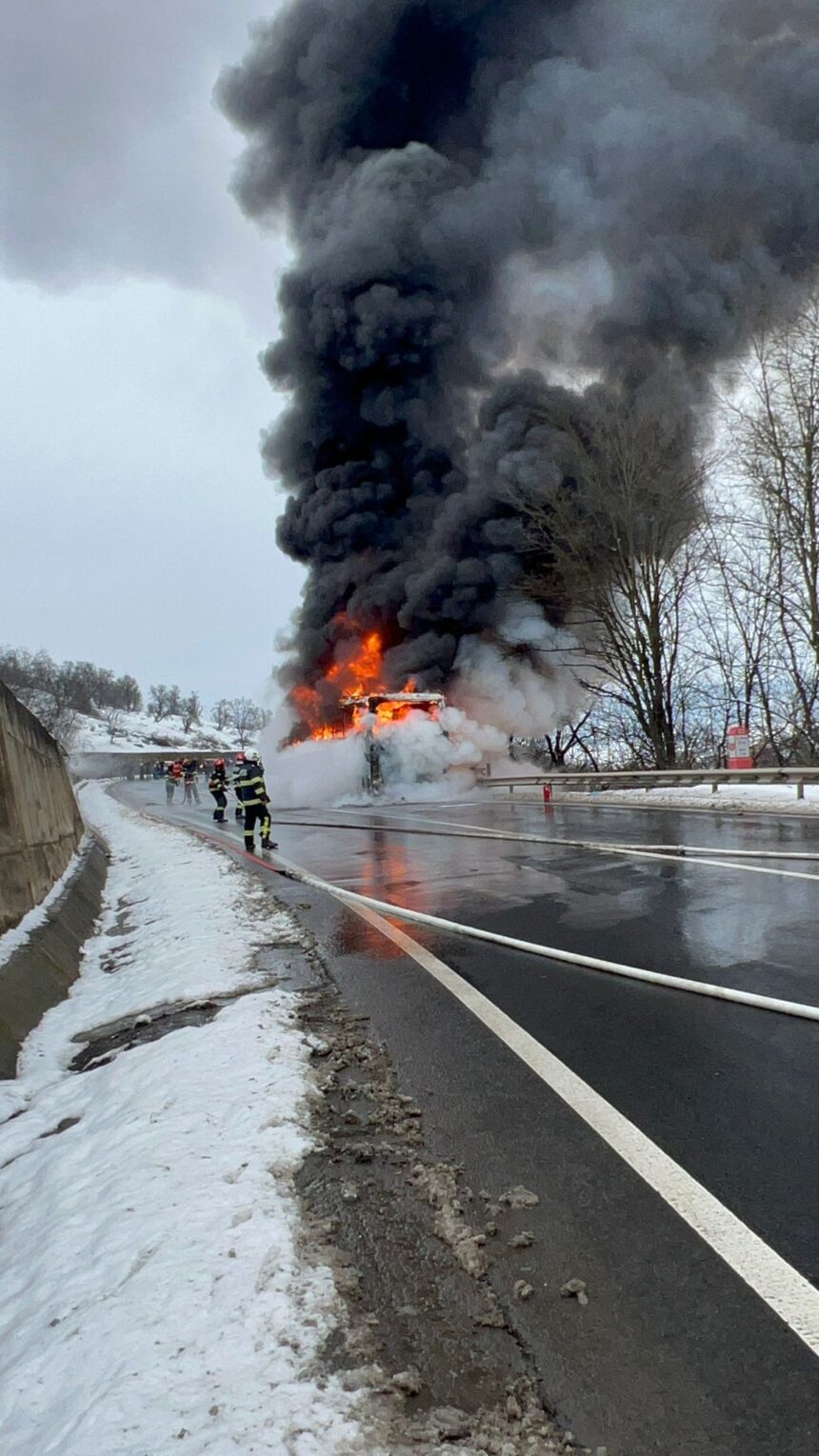 un autocar a luat foc in judetul mures cei 47 de pasageri adapostiti intr o scoala 69623a0349f2b