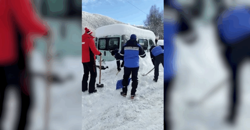 un grup de opt persoane intre care o mama si un copil blocati intr o zona izolata din hunedoara 69639be8dedef