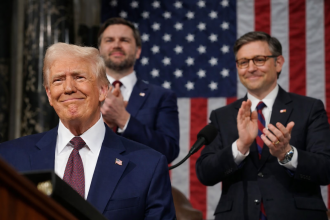 Donald Trump susținând discursul despre Starea Uniunii în Congresul SUA, cu accent pe economie și familiile muncitoare