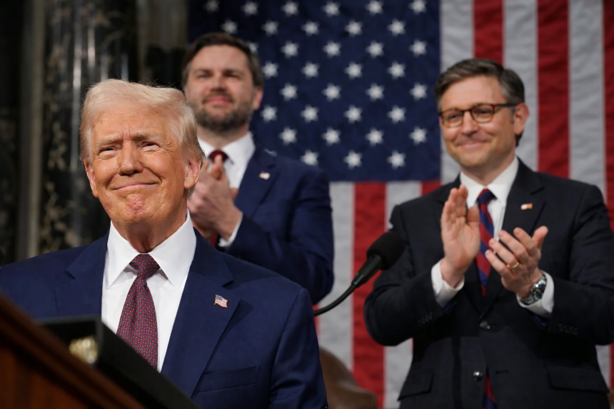 Donald Trump susținând discursul despre Starea Uniunii în Congresul SUA, cu accent pe economie și familiile muncitoare