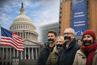 Clădirea Congresului Statelor Unite și sediul Comisiei Europene, cu cetățeni europeni având gura acoperită, simbolizând acuzațiile privind cenzura online și influențarea proceselor electorale.