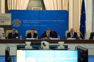 Presentazione del libro “Perché l’Italia è di destra” di Italo Bocchino a Bucarest, evento con leader politici conservatori e sala gremita