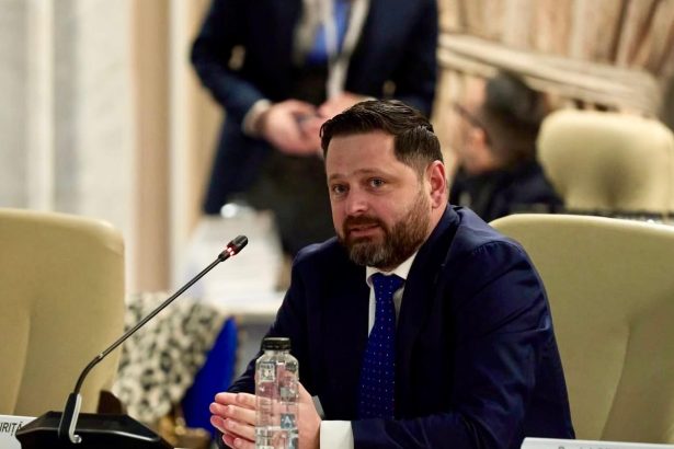 Deputatul Răzvan Mirel Chiriță susținând o declarație publică privind politica fiscală și situația economică din România