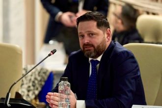 Deputatul Răzvan Mirel Chiriță susținând o declarație publică privind politica fiscală și situația economică din România