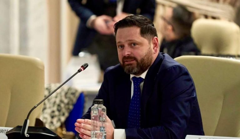 Deputatul Răzvan Mirel Chiriță susținând o declarație publică privind politica fiscală și situația economică din România