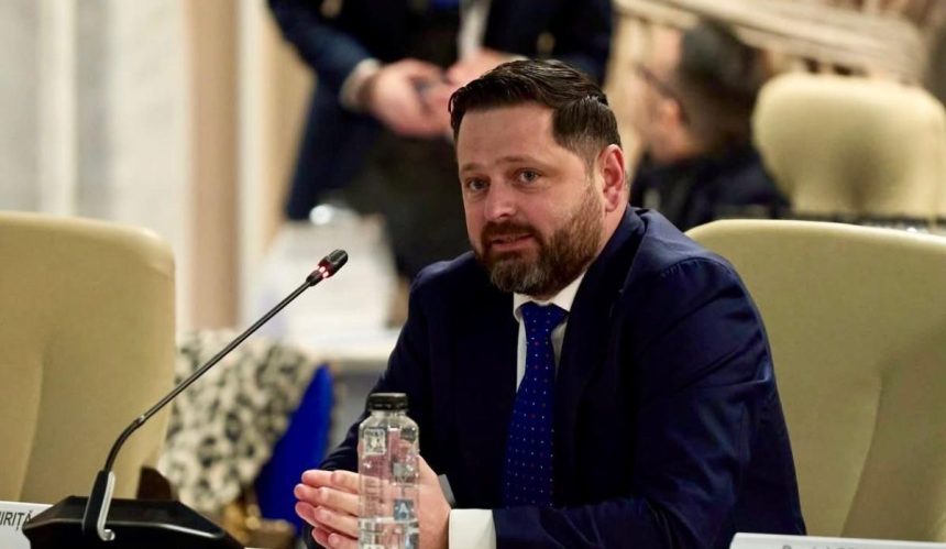 Deputatul Răzvan Mirel Chiriță susținând o declarație publică privind politica fiscală și situația economică din România