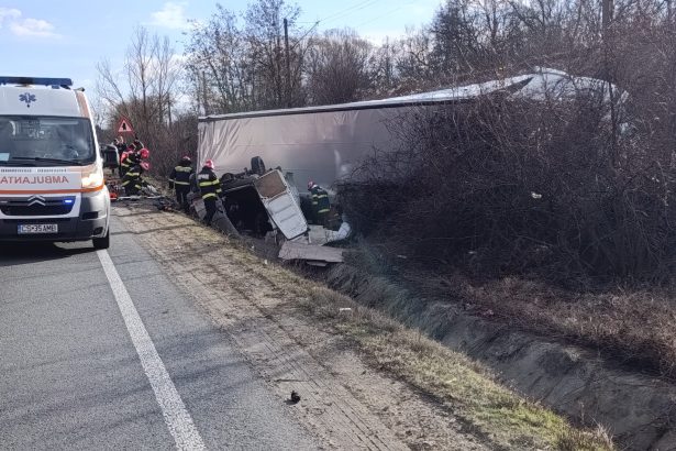 accident cumplit intre un camion si un microbuz de marfa pe dn 6 in caras severin trei morti 69889afc69924