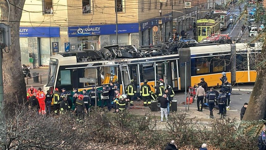 accident tragic in milano un tramvai a deraiat intr o intersectie un mort si cel putin 39 de raniti 69a1d7fe89b91