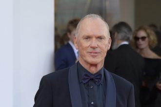 actorul michael keaton desemnat omul anului de catre trupa de teatru a universitatii harvard 6985c3d166938