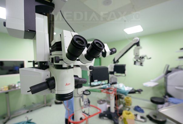 adolescente ajunse la spital din cauza genelor false medicii avertizeaza ca lipiciul de gene poate duce chiar si la pierderea vederii 6989831f2f721