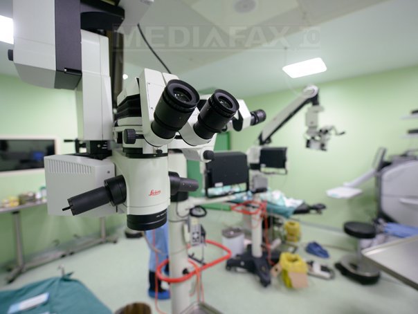 adolescente ajunse la spital din cauza genelor false medicii avertizeaza ca lipiciul de gene poate duce chiar si la pierderea vederii 6989831f2f721