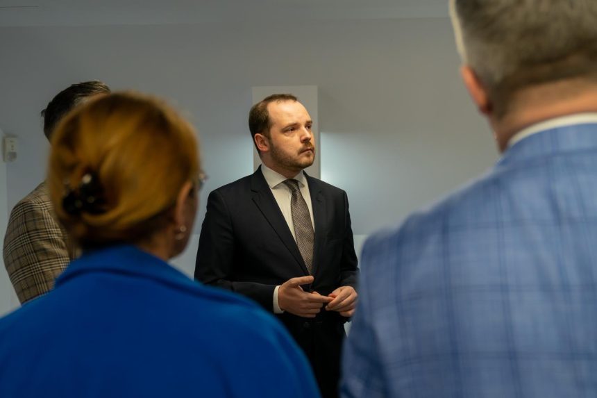 alexandru rogobete asigura ca nu va taia salariile din sanatate cu 10 6993513947952