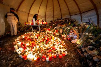 altarul improvizat pentru victimele tragediei din elvetia a fost cuprins de flacari 6988a913ee0c3