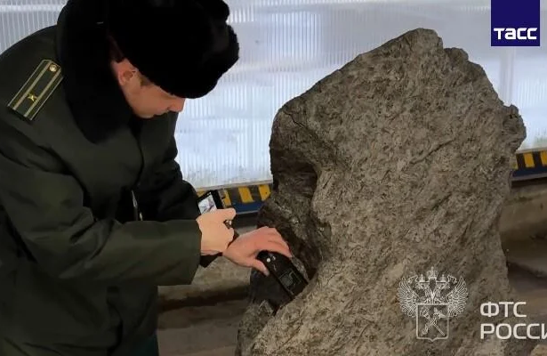 autoritatile din rusia opresc exportul ilegal al unui fragment de 28 tone din meteoritul aletai mascat ca ornament de gradina 69883c92ad48f