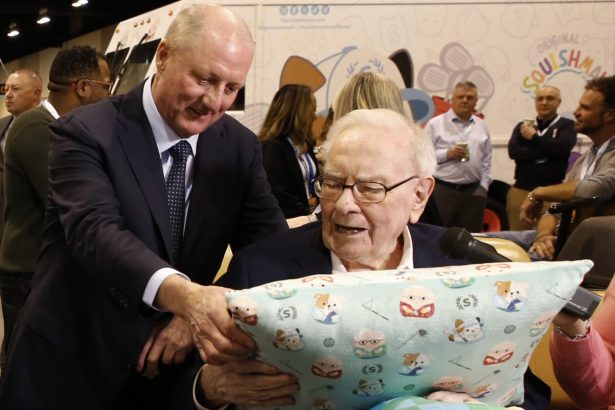 berkshire hathaway operating earnings fell nearly 30 in warren buffetts final quarter as ceo 69a2f0a74b70d