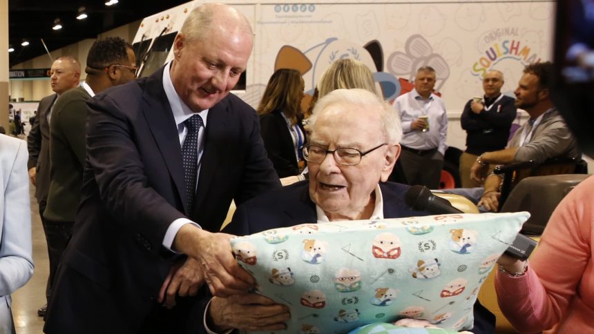 berkshire hathaway operating earnings fell nearly 30 in warren buffetts final quarter as ceo 69a2f0a74b70d