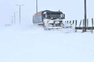 bucurestiul sub avertizare peste 370 de utilaje mobilizate pentru deszapezire in capitala primaria anunta monitorizare stricta si controale in teren 6998d68005c21