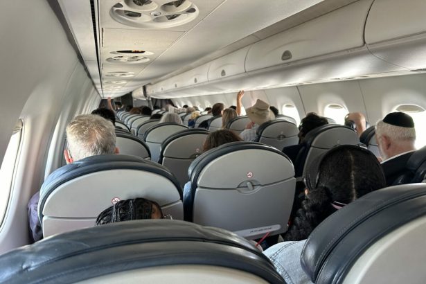 ce a patit un roman care a intalnit un alt roman intr un avion lux pe exterior saracie pe scaun 699ee8639f797