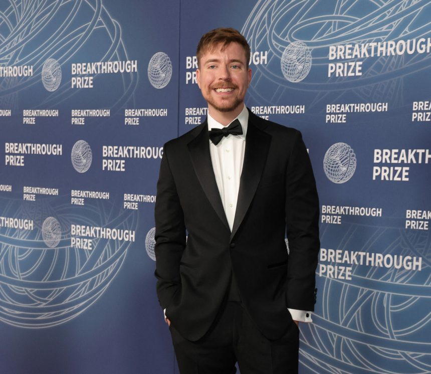 cel mai urmarit youtuber din lume cumpara o banca cu milioane de clienti 698a7505614e9