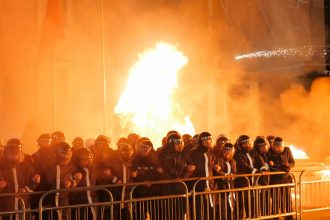 cel putin 16 politisti raniti si 13 arestari dupa protestele violente din tirana 698c5df42cd65