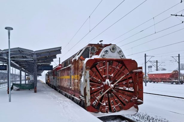 cfr peste 500 de angajati mobilizati cu utilaje de deszapezire 699ab7ff6f209